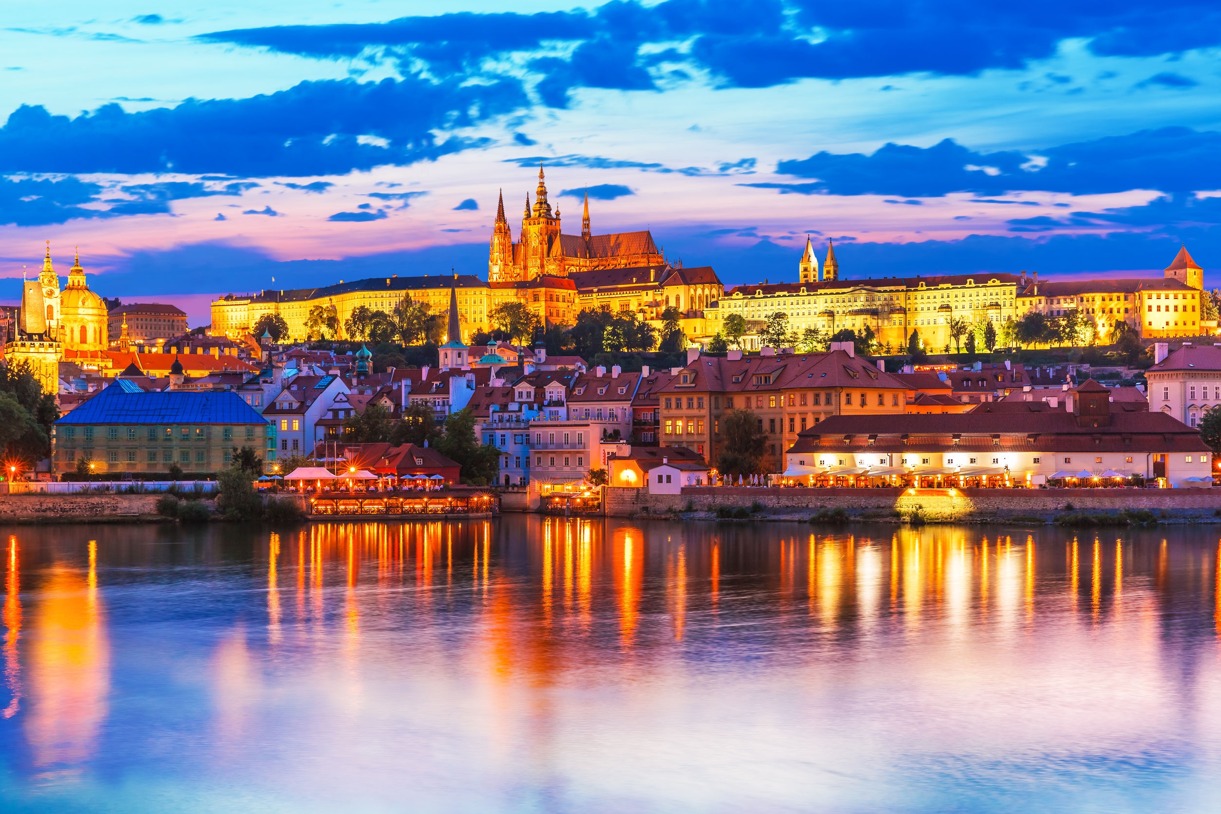 Praga al tramonto sul fiume Moldava. 